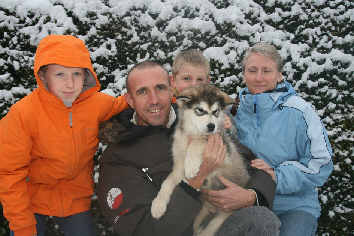 Freyja le 28/11/10 avec sa nouvelle famille M.Mme Perrin et leurs enfants