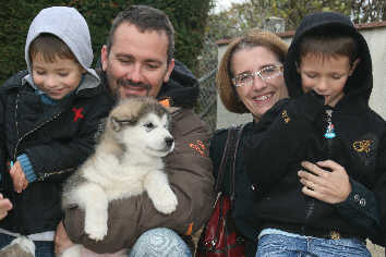 Endora dit Asoka le 07/11/09 avec sa nouvelle famille M.Mme Dol et leurs enfants